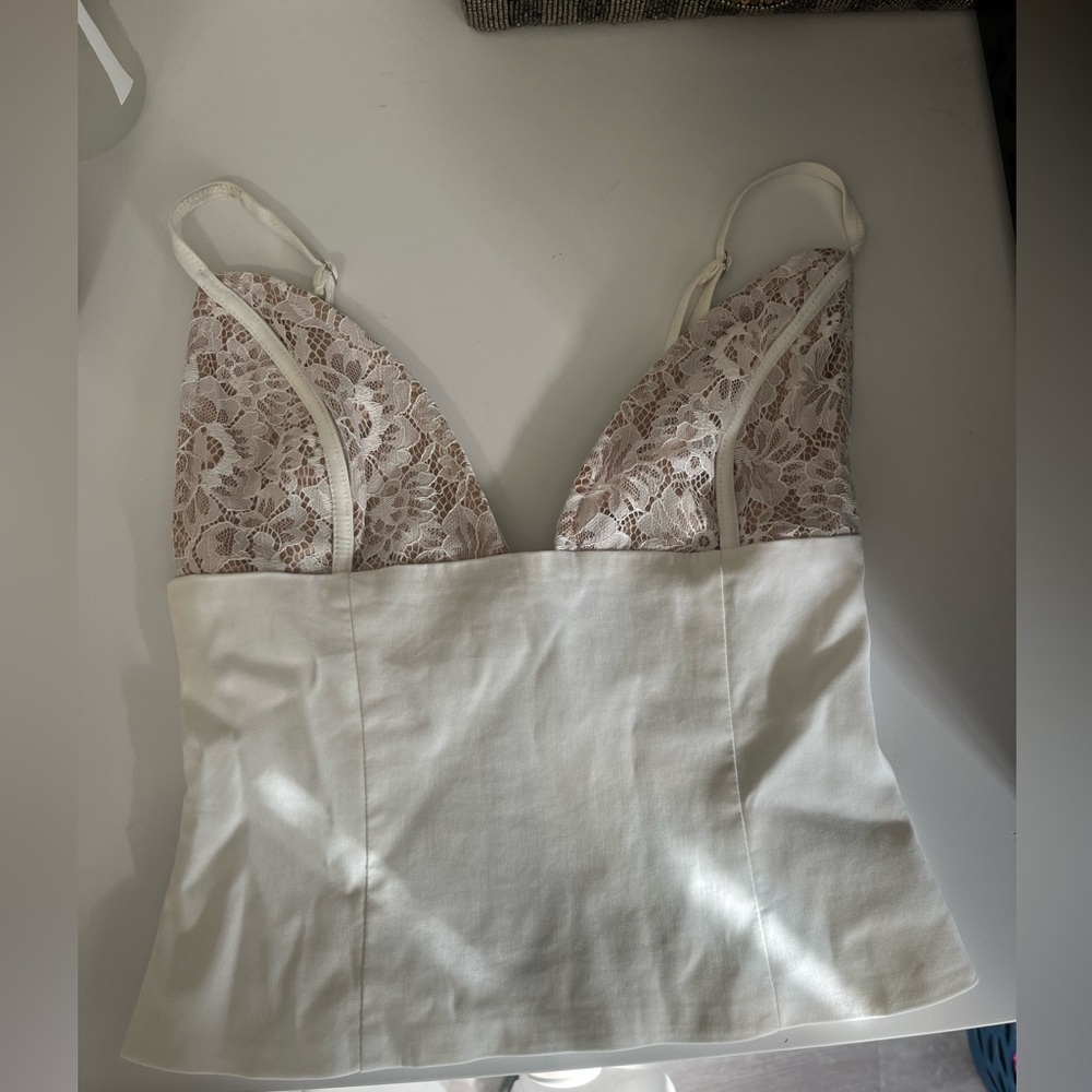 White fox white top
Perfect for a night out! 
Worn once